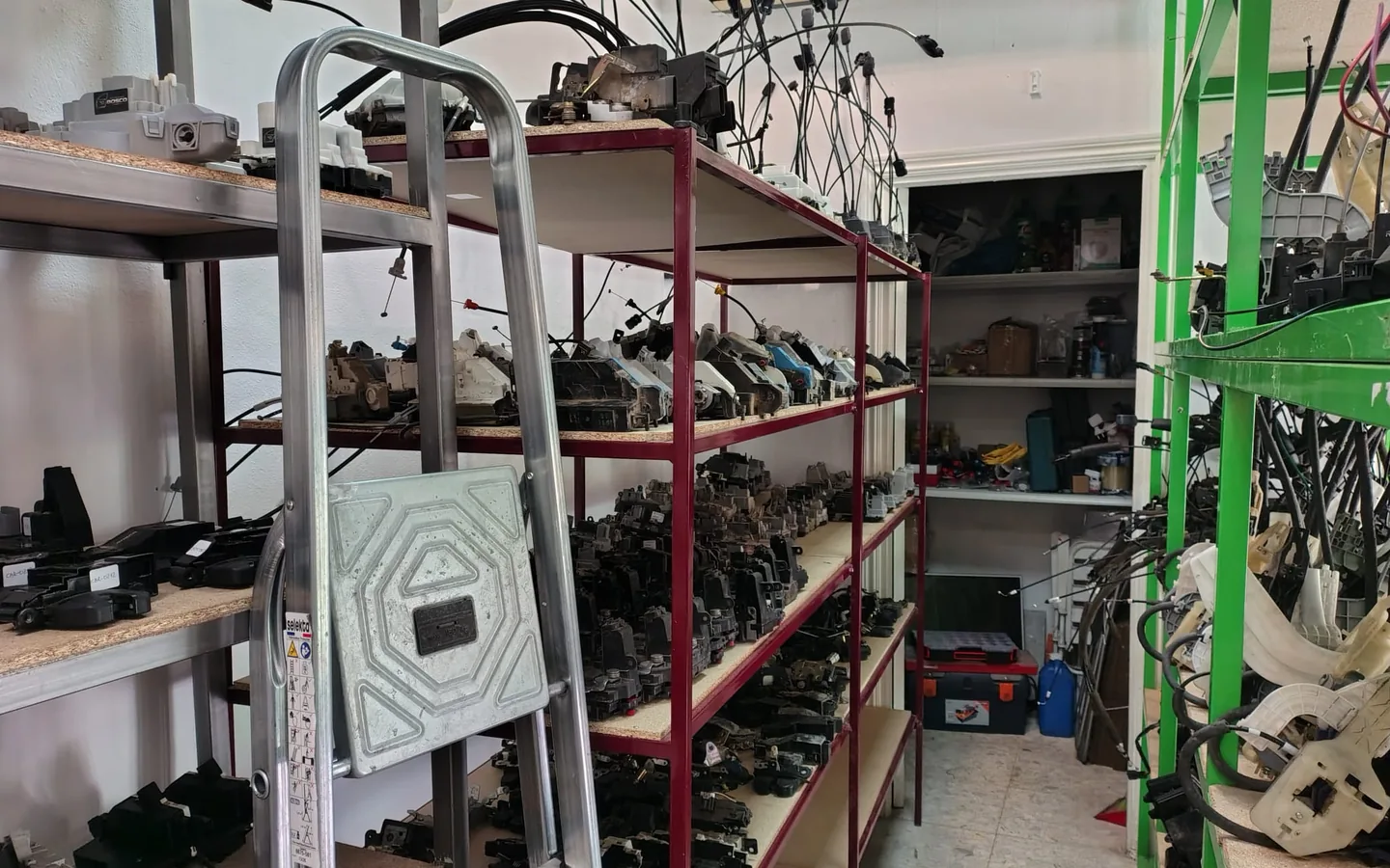 Estanterías del taller con cerraduras de automóvil y piezas de puerta